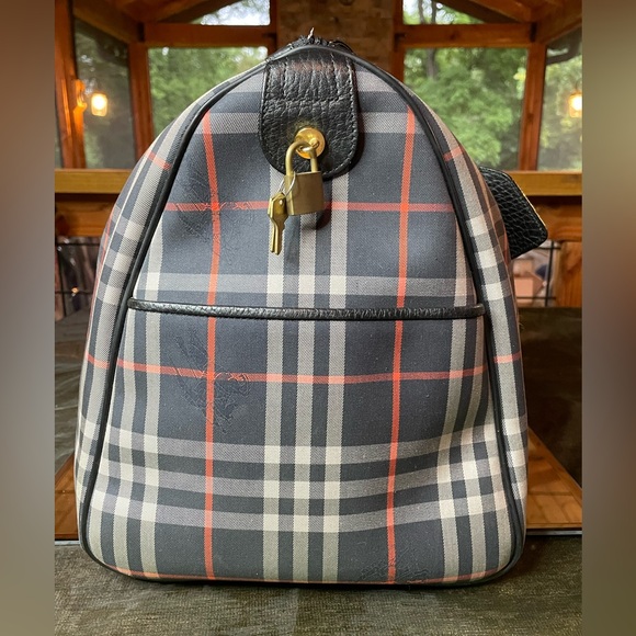 RARE Burberrys Navy Haymarket Plaid Duffle with lock and keys and a luggage tag - Picture 2 of 13